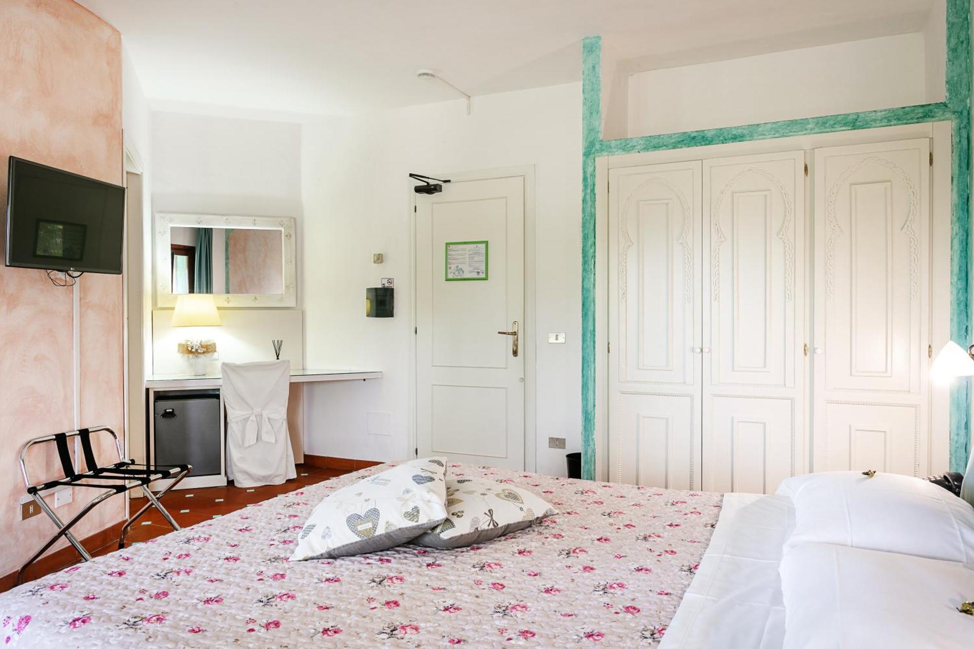 Hotel Stefania Boutique Hotel By The Beach Олбия Стая снимка